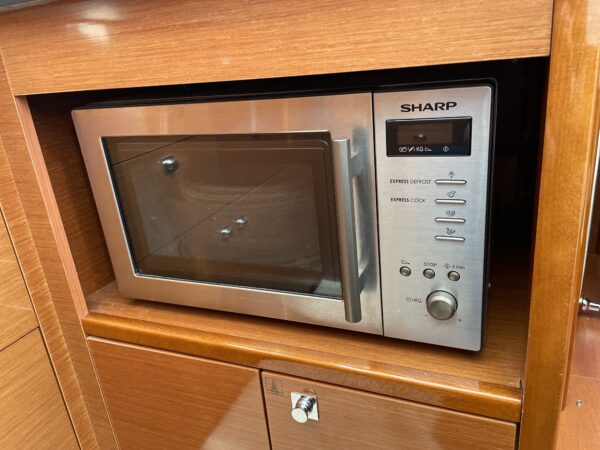 Jeanneau Prestige 39 Flybridge - Image 34