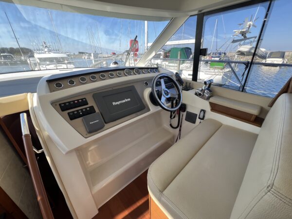 Jeanneau Prestige 39 Flybridge - Image 20