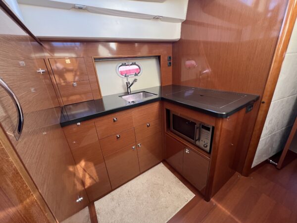 Jeanneau Prestige 39 Flybridge - Image 24