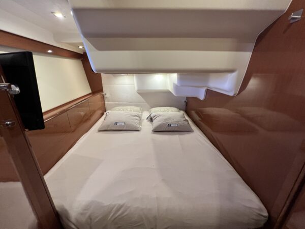 Jeanneau Prestige 39 Flybridge - Image 29