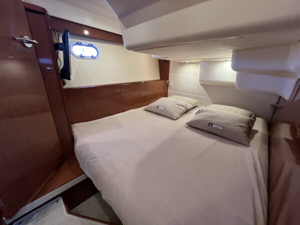 Jeanneau Prestige 39 Flybridge - Image 30