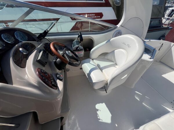 Sea Ray 315 Sundancer - Image 11