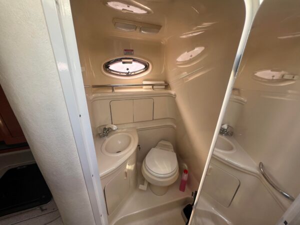 Sea Ray 315 Sundancer - Image 17