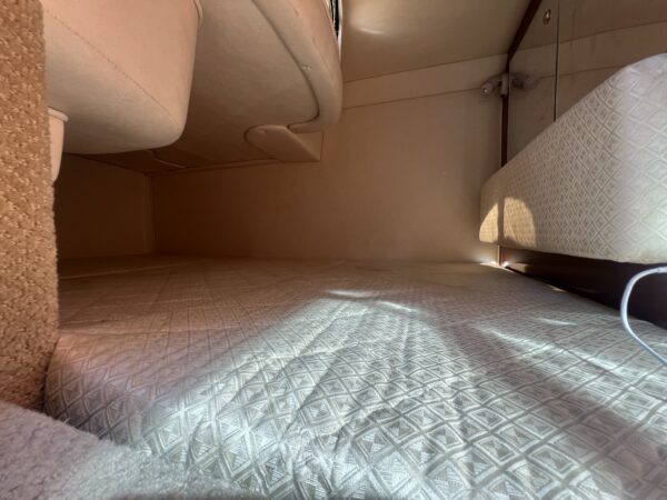Sea Ray 315 Sundancer - Image 18