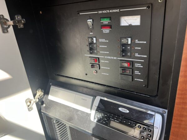 Sea Ray 315 Sundancer - Image 19