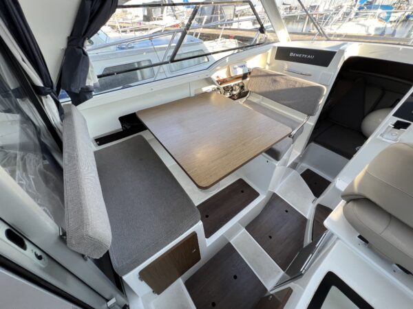 Beneteau Antares 8 - Image 9