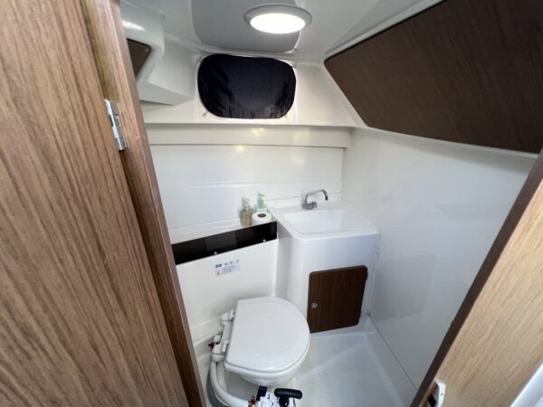 Beneteau Antares 8 - Image 17