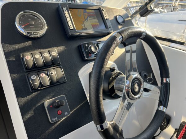 Beneteau Antares 8 - Image 12