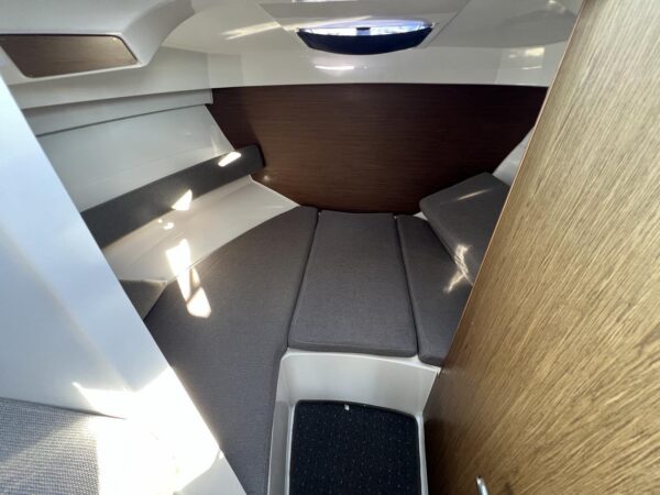 Beneteau Antares 8 - Image 13