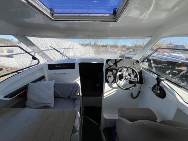 Beneteau Antares 8 - Image 8