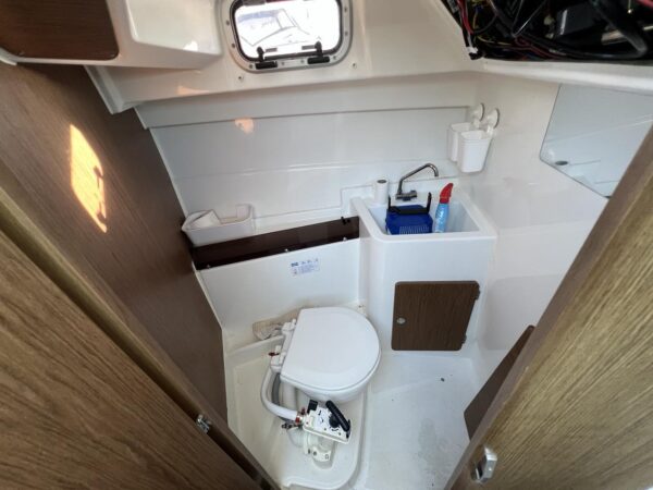 Beneteau Antares 8 - Image 12